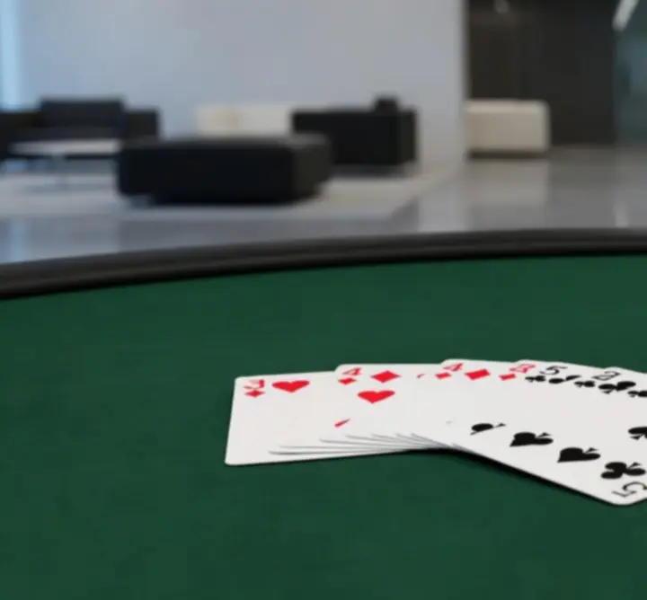 Professzionális pókerfelszerelés, fiktív zsetonokkal megterített asztal